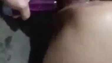 Indiazinha rebolando no consolo, com todo respeito mas é um rabetão ️ adoro fuder ela