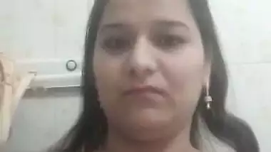 Bhabhi holding milky boobs in Pakistani solo nude clip