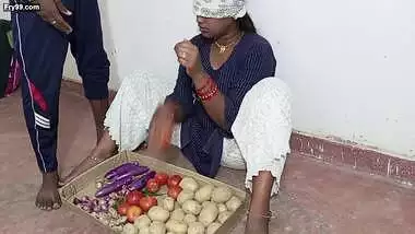 Sabji Bechne Aayi Jawan Ladki Ko Pese Ka Lalch Dekar Choda, Saf Hindi Aawaj Me