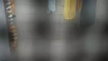 Gujju Big boobs desi bhabhi bathing and talking in Hindi