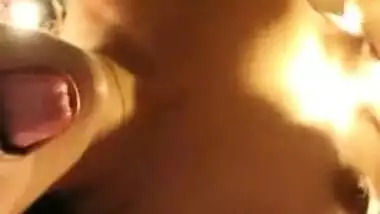 Putita hermosa se coge a pervertido mientras sus papas ven pelis en el otro cuarto, dialogos super hot