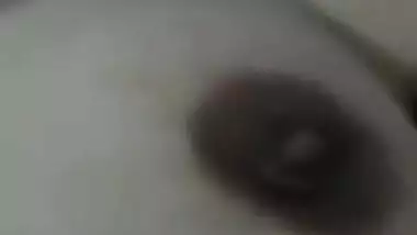 Real MMS video of Desi guy drilling bald XXX twat of mature Bhabhi