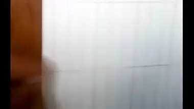 Desi Indian Girlfriend Gives Amazing Blowjob In The Shower