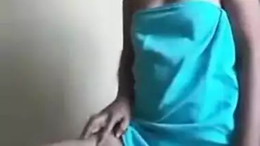 After shower Indian girl with perky XXX tits records quick sex video for BF