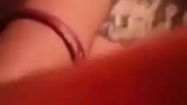 Desi escort girl exposes pussy in the Desi hotel room for MMS hunters