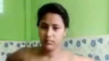 Young Desi hussy exposes her XXX breasts and pussy for MMS solo vid