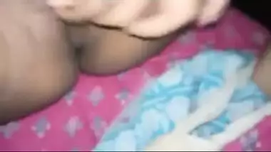 Tamil sex video of an amateur slut satisfying her pussy with a sex toy