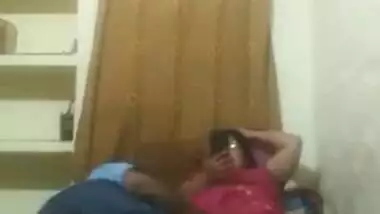 Man offers the nerdy Indian aunty to film XXX video and she agrees