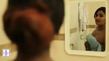 Indian Hot Girl Bathroom Romance - MMS