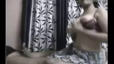 Teen college girl sucks lover’s juicy cock mms