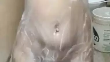 XXX HD || Indian girl bathing whataap mms video || your indian couple