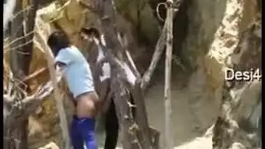 Horny lovers caught having quickie in doggy outdoor in Desi mms video