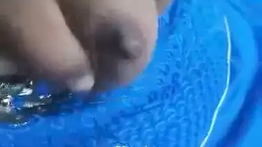 Inside car Bhabi ki chut m ungli ki or boobs dbaye and handjob too -1