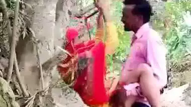 Couple fucks like monkeys in an Indian outdoor sex