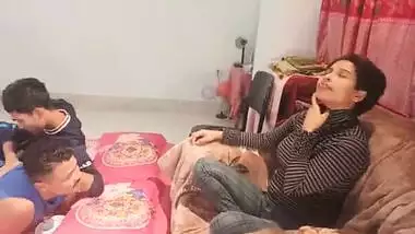 two Beta ne girl ko jor jor se choda two boyfriend one girl very hurd fucked indian xxx porn videos