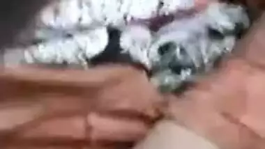 Desi woman with no panties shows off hairy pussy in XXX video going MMS