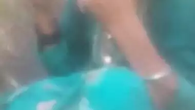 Young man exploits Desi aunty for oral XXX fun in outdoor MMS video