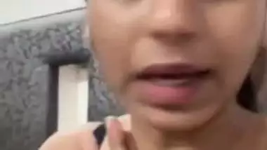 Indian Instagram influencer sowing big boobs MMS