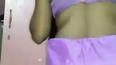 Desi hottie flashes breasts for a moment in amateur XXX solo show