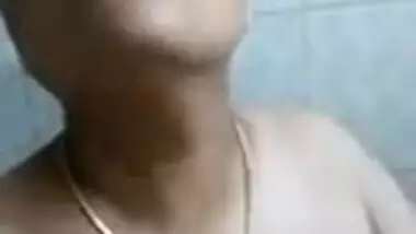 Short-haired Desi Bhabhi licks saggy boobs and fingers XXX twat in bath