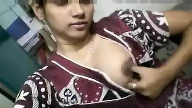 Desi babe opens her XXX boobs and puts hand in panties for sex pleasure