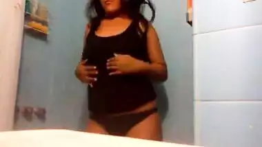 Horny girl show boobs n pussy