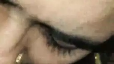 Bhabhi with mehndi hand providing blowjob