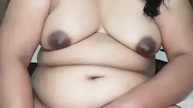 Mature South Indian aunty dildoing with veggie